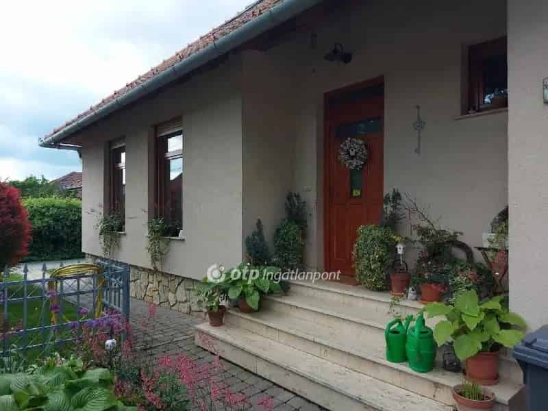 Szajk 136 nm-es családi ház eladó - 2+2 szoba, garázs, terasz