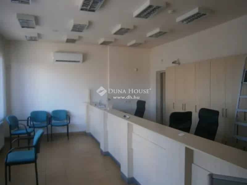 Hajduszovat Kozpontjaban Elado Iroda UZLET 80 m2