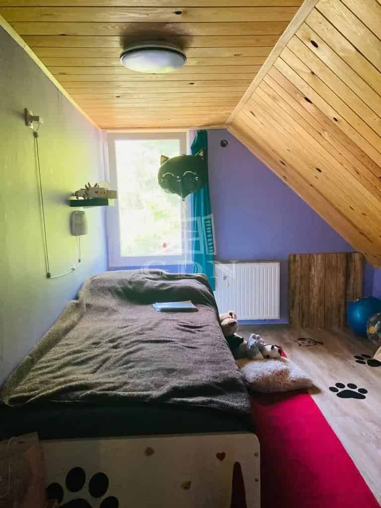 Kivetes üzleti befektetés két épülettel forgalmas utcafronton