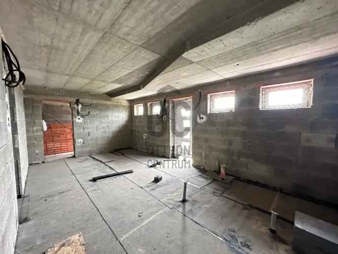 Váci panorámás zártkerti telek eladó 80m2 épülettel