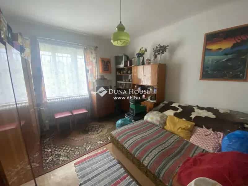 Eladó Kádár-kocka 2 szoba 824m2 telken