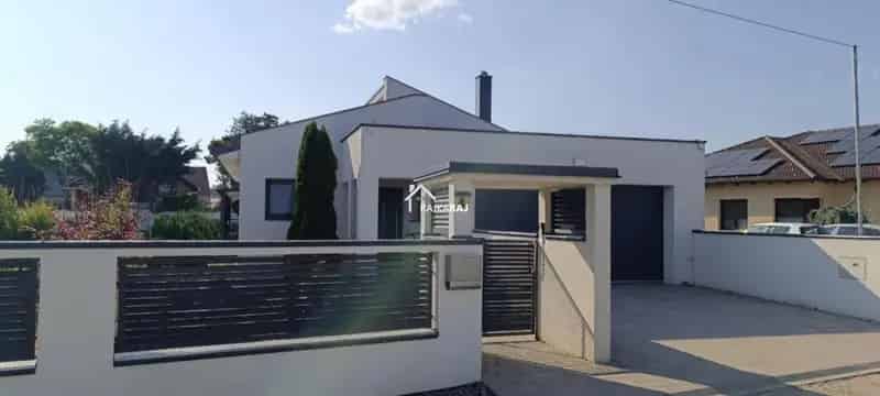 203 m2-es családi ház úszómedencével és napelemekkel