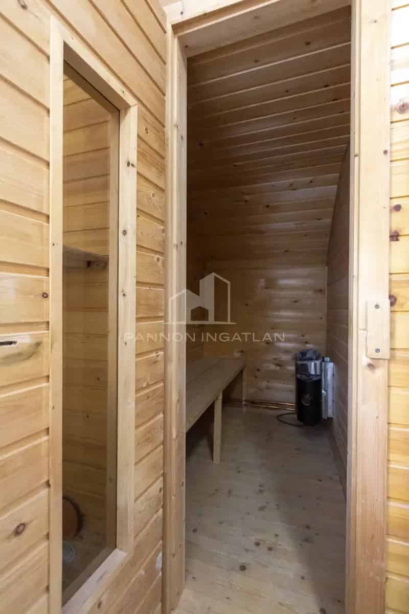 Balatonalmádi felújított házrész eladó kerttel és szaunával