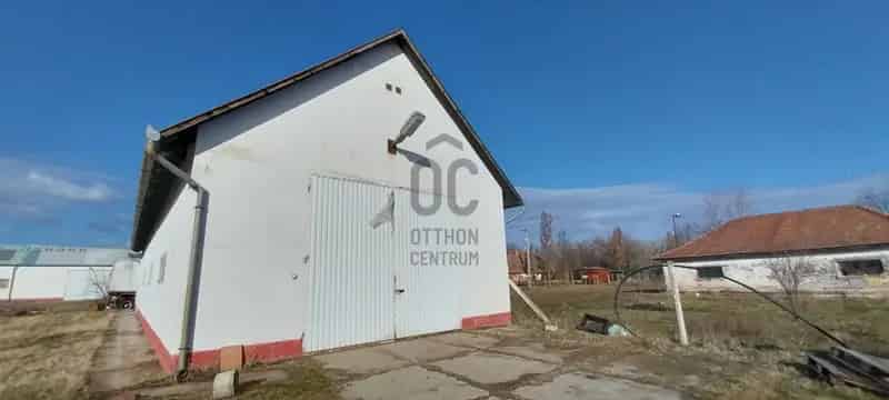 Nyársapáti raktárépületek eladók 500 m² és 200 m²