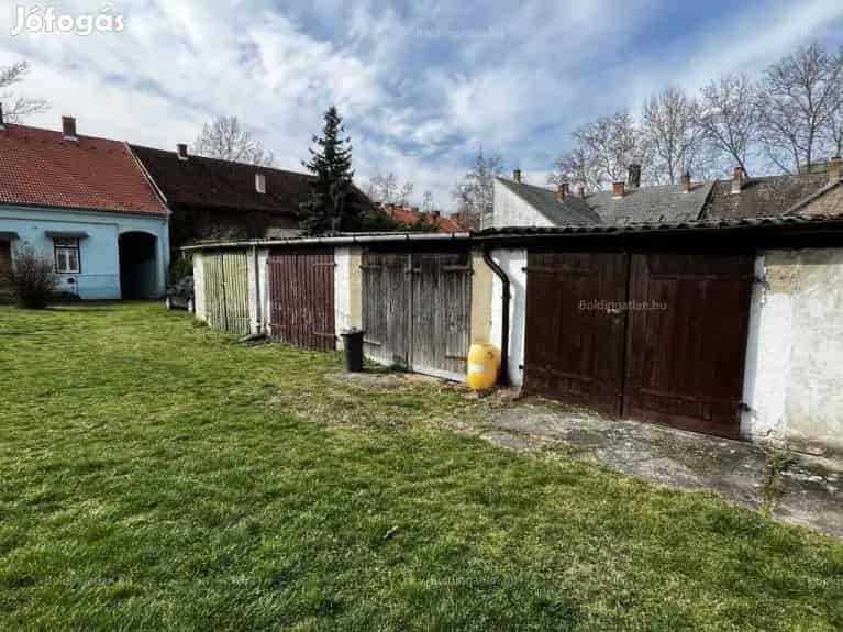 17 m2-es Garázs Eladó Kaposvár Belvárosában