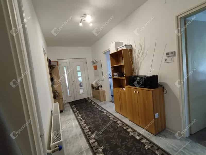 Ságvári családi ház eladó - felújított, nagy telek
