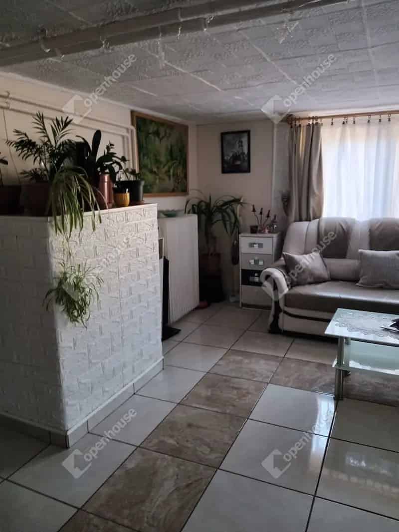 96 nm-es felujitott ikerhazfel Vecsesen sajat udvarral