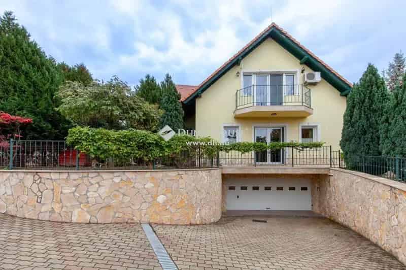 Budakeszi panorámás családi ház eladó - 3 lakórész, garázs, napelem