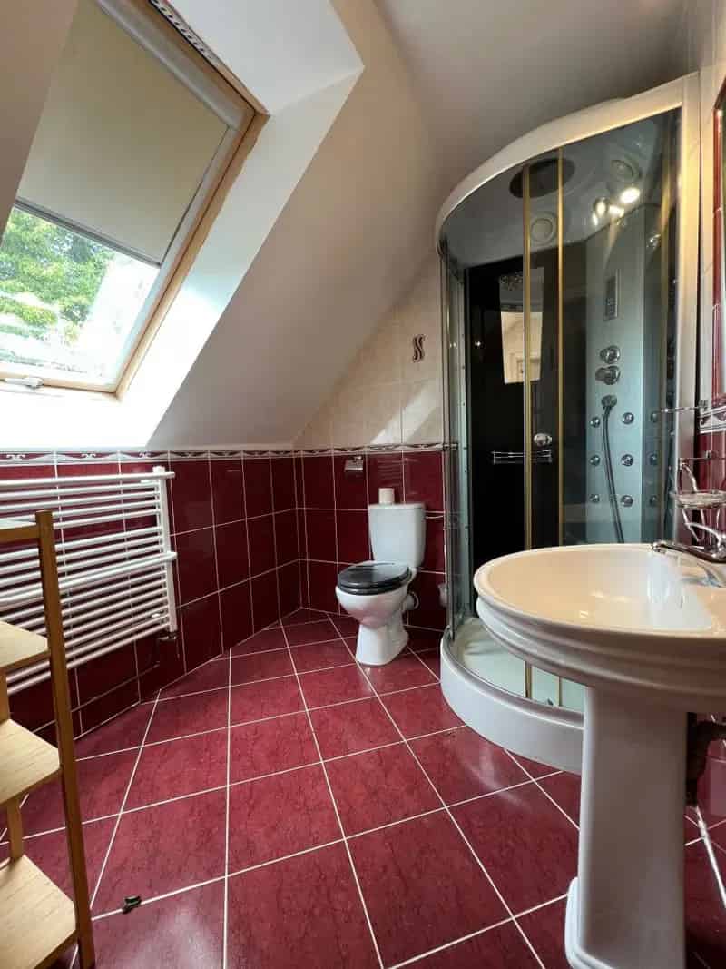 Egri családi ház kiadó - 4 szoba, 2 fürdő, garázs, terasz