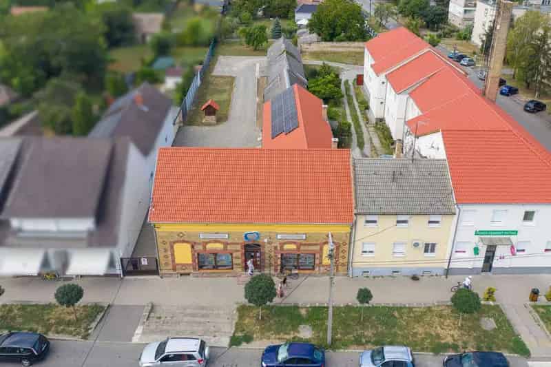 Befektetés Szentlőrincen Zsolnay-díszes épülettel