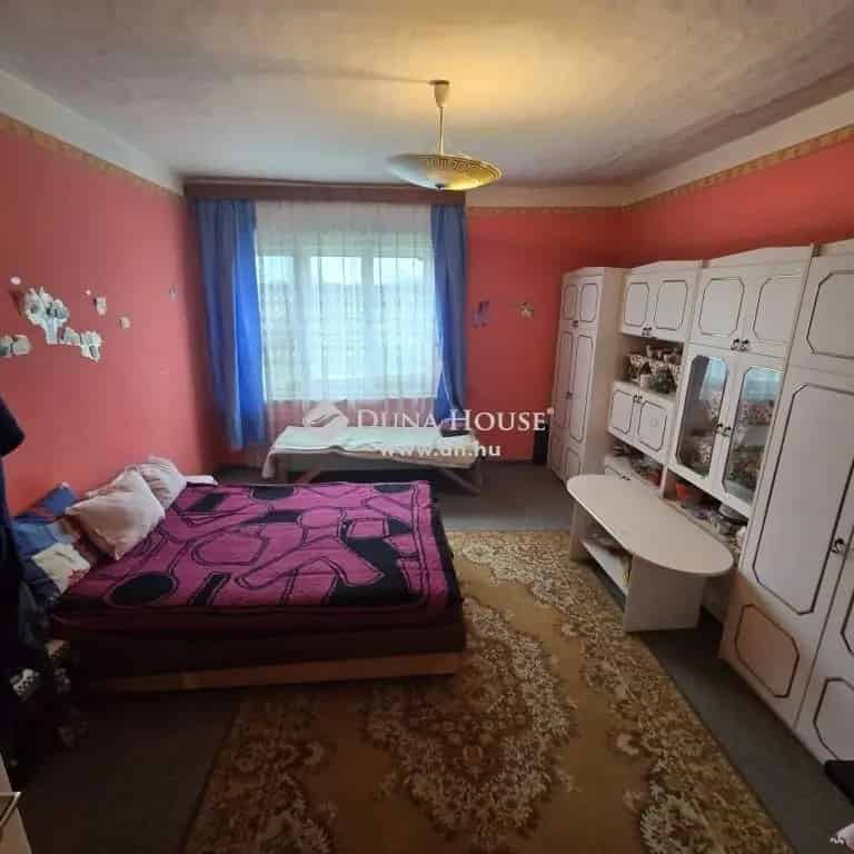 Kiskőrösi 2 szobás családi ház eladó nagy telekkel