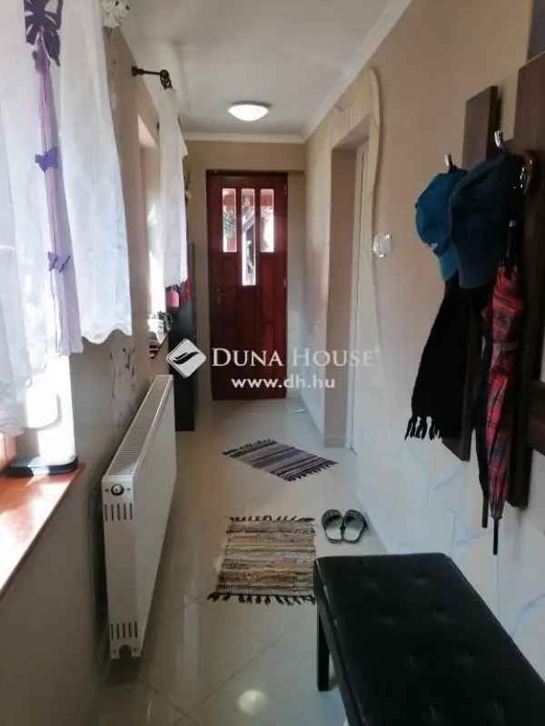 95 m2-es Felújított Családi Ház Komlón - Garázs, Panoráma