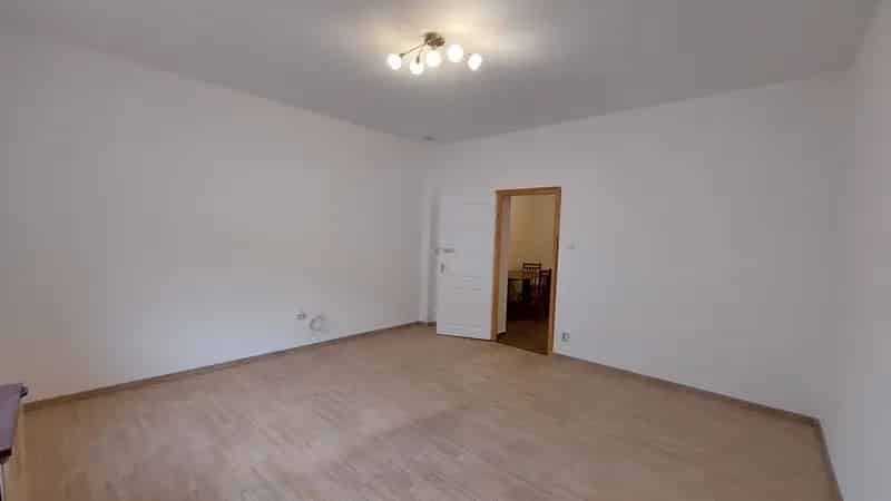Vácon kertkapcsolatos 40m2-es lakás kiadó