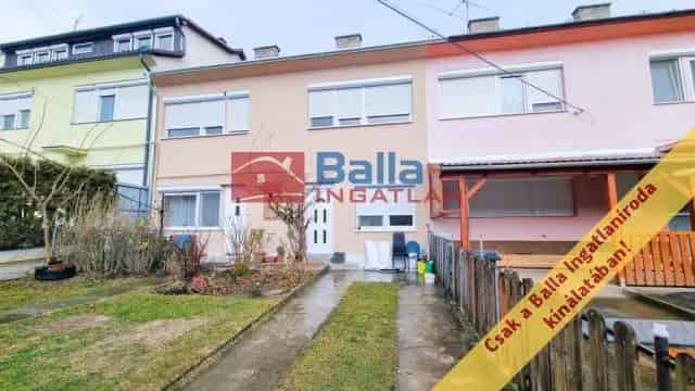 Váci 2 Generációs Sorház Eladó - Felújított 3 Szobás
