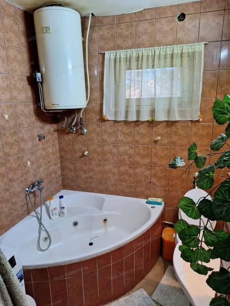 Győrőn eladó felújított 3 szobás családi ház 827 nm-es telekkel