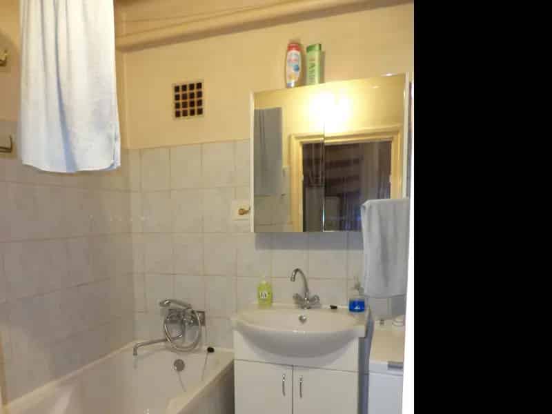 Zirc központi, csendes sorházi lakás eladó - 3 szoba, garázs, terasz
