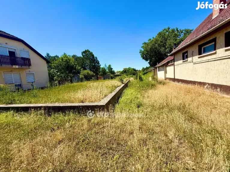 Eladó Telek Ujszaszon 653 m2 alapozassal Tervekkel