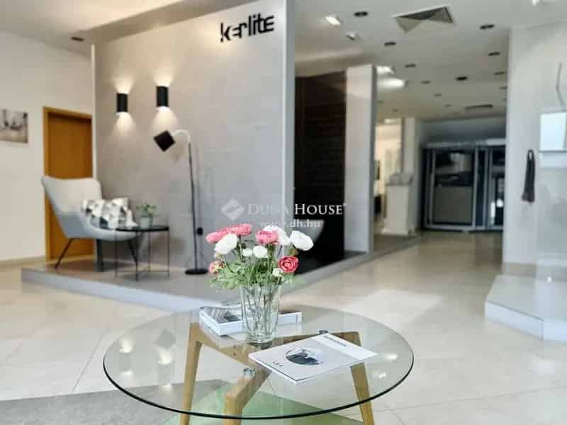 500 m2-es üzlethelyiség eladó Pécsett raktárral
