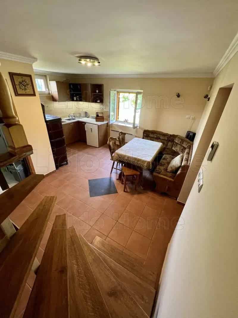 Balatonlellei felújított hétvégi ház eladó