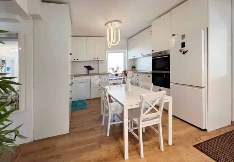 Balatonlellei felujitott csaladhaz apartmannal garazzsal