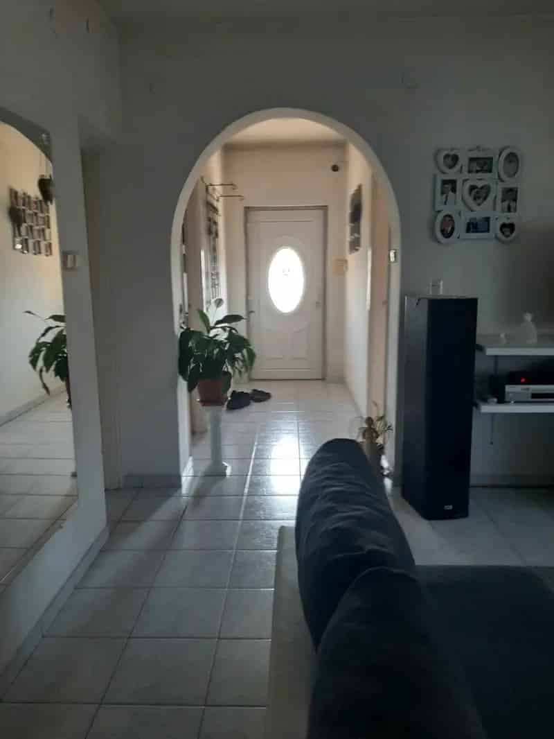 Júlia-telepi családi ház eladó - 3 hálószoba, napelem, klíma