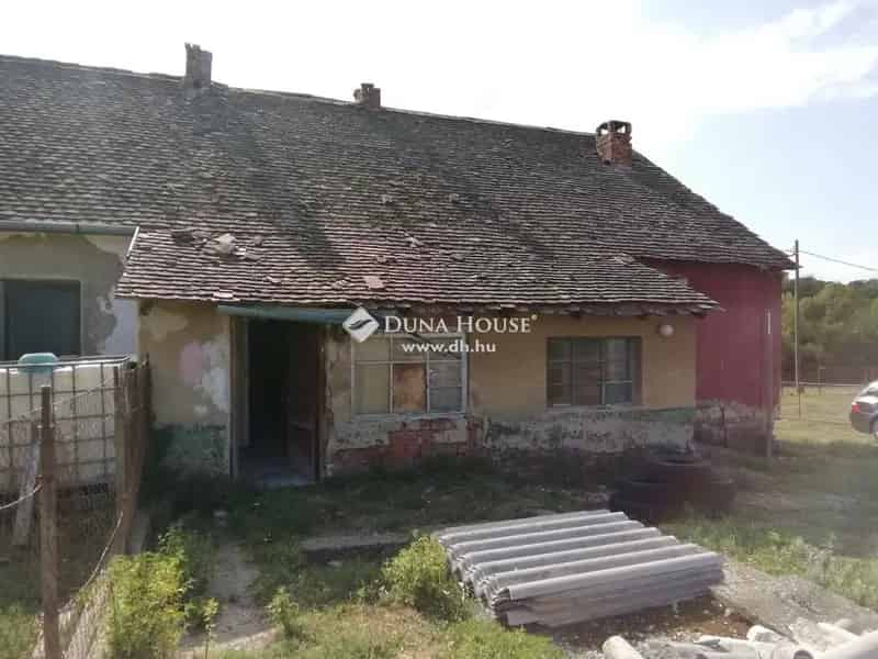 Komlói családi ház eladó - 2 lakás, nagy telek