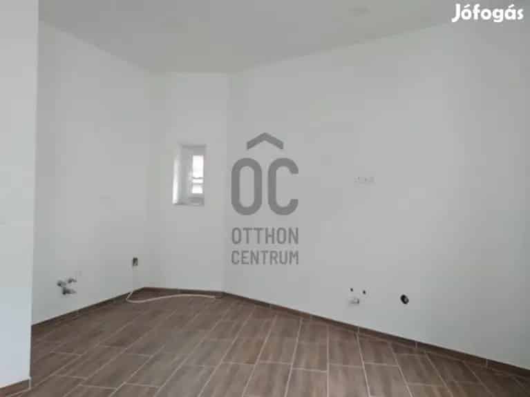 104 m2-es Belvárosi Üzlethelyiség Eladó Komáromban