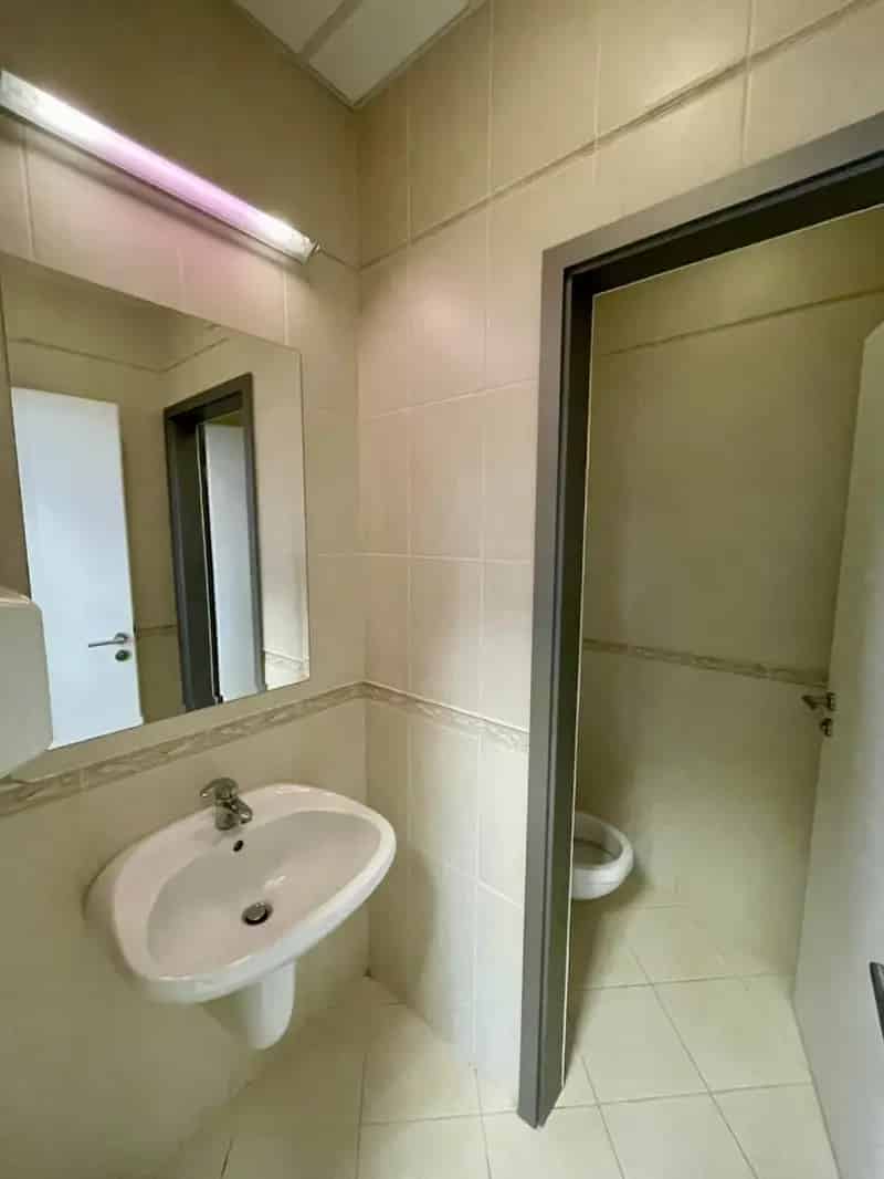Gödöllői irodaház eladó - 900m2, 3 szintes, teherliftes