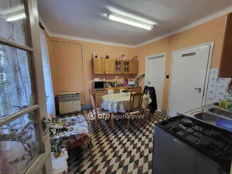 62 nm-es családi ház Jászfényszarun 1210 nm-es telken