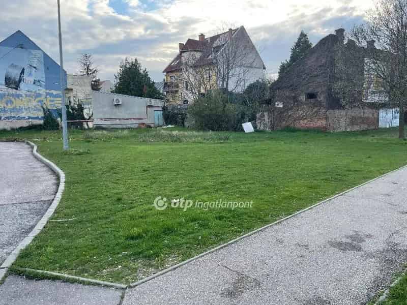 Szolnok központi 323 m2-es építési telek eladó