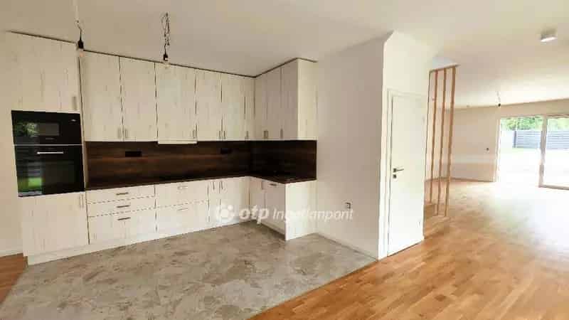 Luxusvilla eladó Balatonakarattyán