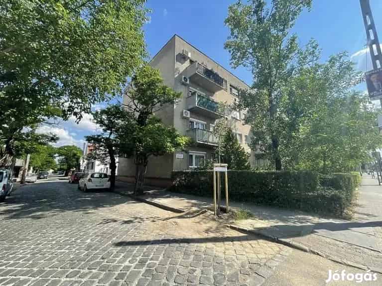 Eladó garázs Budapest IV kerületben 22 nm saját helyrajzi számmal