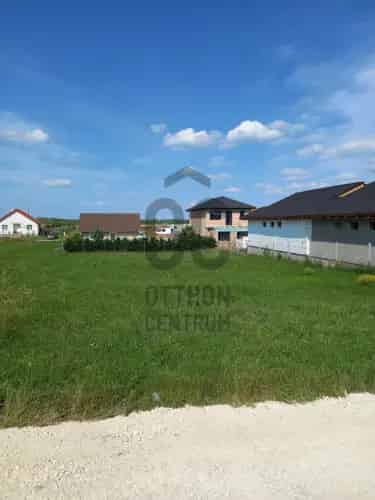 Balatonszabadi eladó telek 716nm összközműves