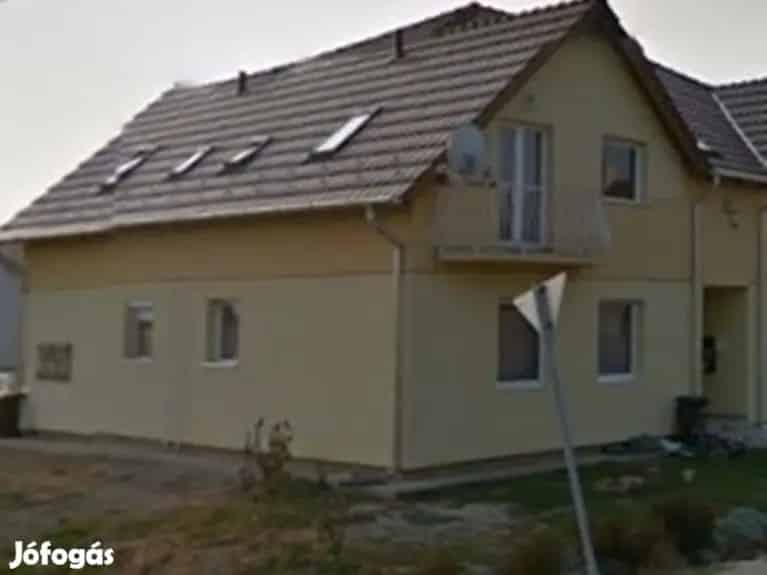 74nm-es 3 szobás társasházi lakás Martonvásáron