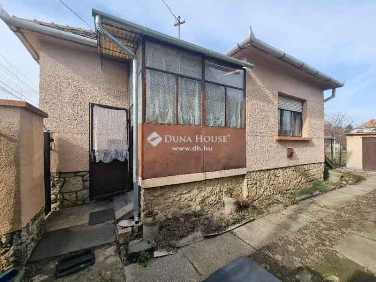 Pápai 3 szobás családi ház eladó 730m2 telken garázzsal