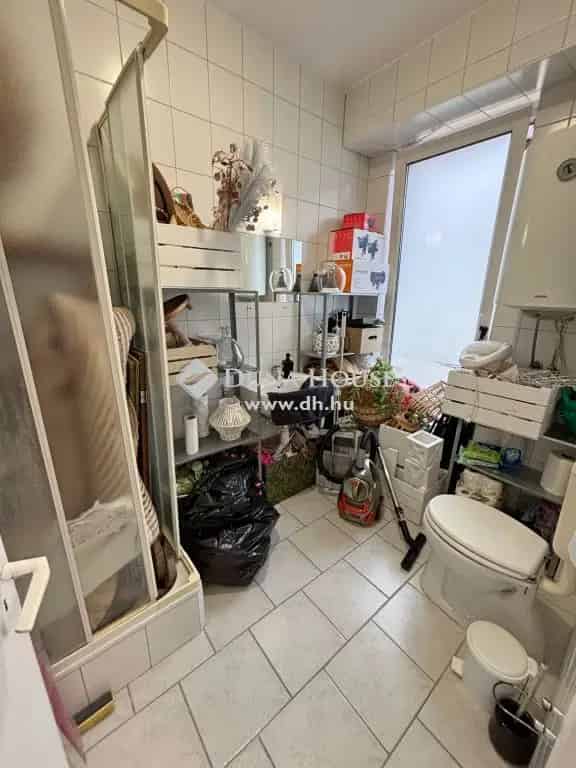 Fő tér közeli 41 nm-es iroda kiadó Uránia udvarban