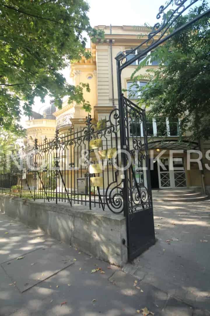 Történelmi Épület Budapesten Modern Kiegészítővel