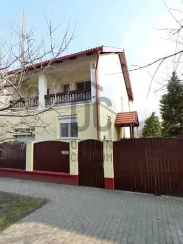 Bajai családi ház eladó - 6 szoba, panoráma, napelem