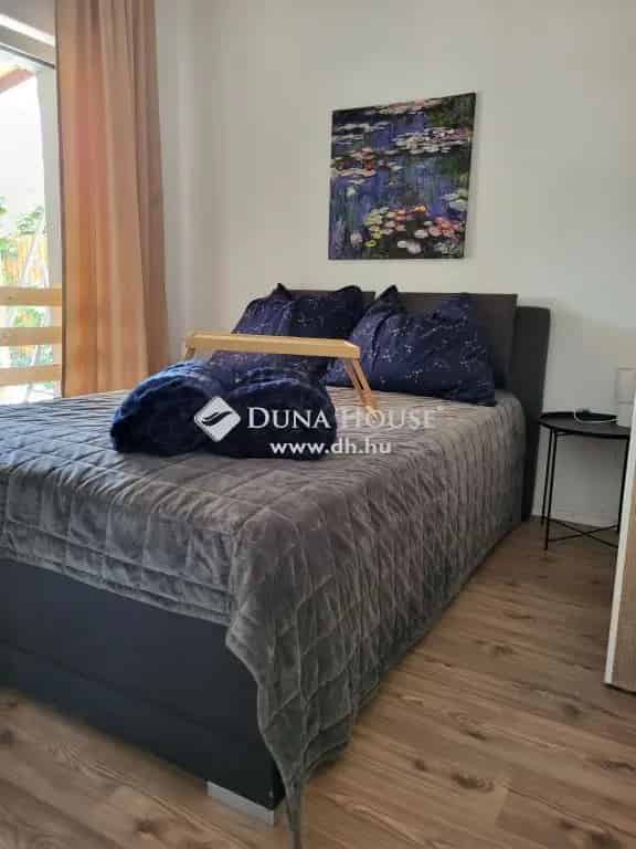 Balatonakarattya 140 nm-es családi ház 2 apartmannal eladó