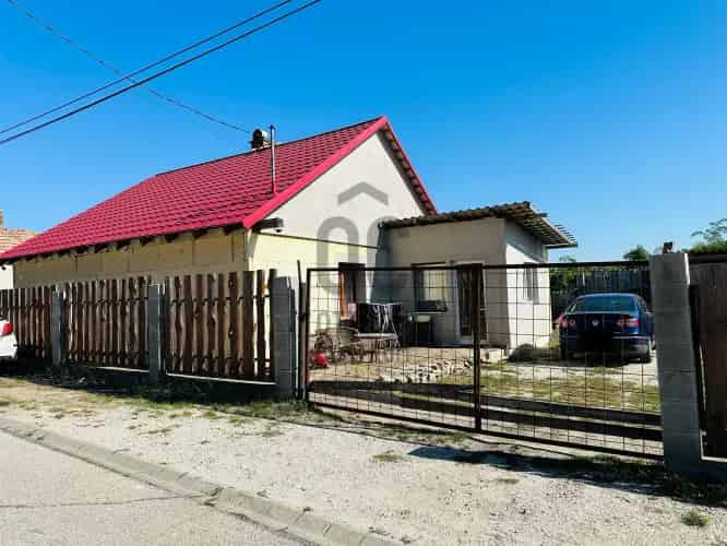Eladó családi ház Esztergom-kertvárosban nagy műhellyel