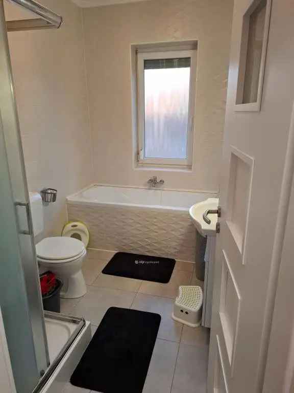 Debreceni ikerházfél eladó - 3 szoba, terasz, modern felszerelés