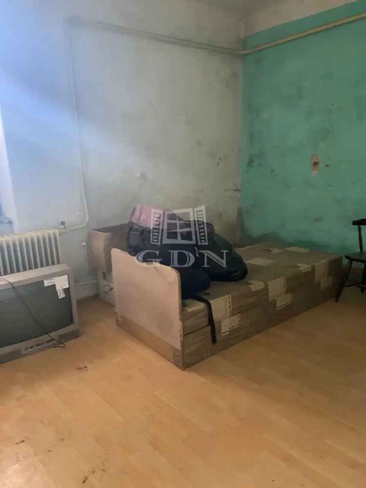 Felujítandó ikerházfél Komáromban 40m2 2 szoba