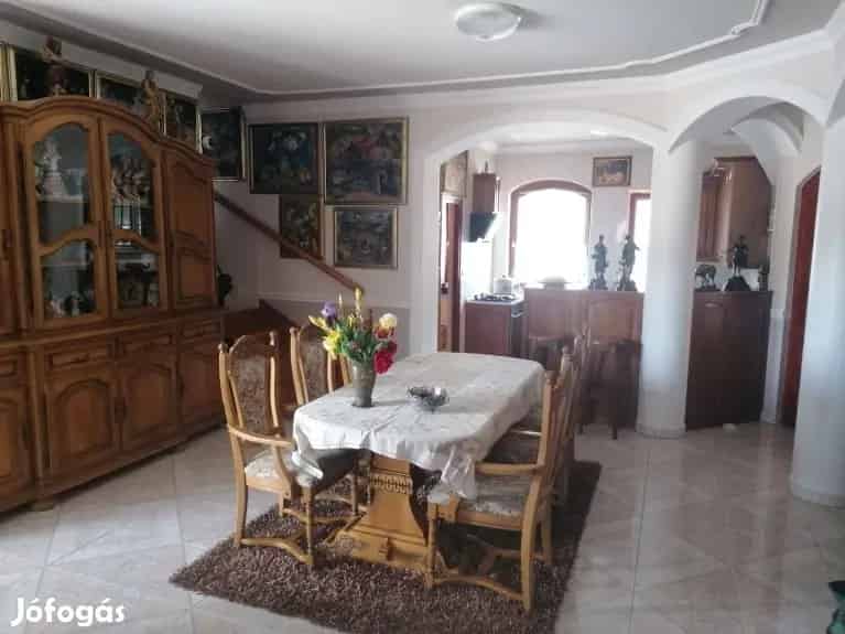 Tokaji 340 m2-es családi ház eladó - medence szauna panoráma