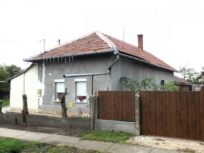 Felújított családi ház Kenderesen 2+2 szobával és nagy telekkel