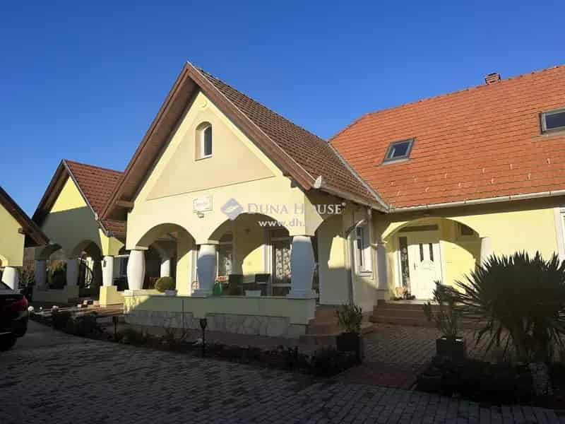 Zalacsány - Luxus 250 nm-es családi ház vendégházzal és dupla garázzsal