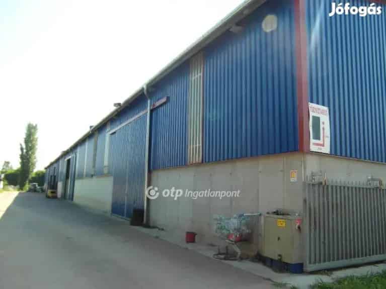 Raktárcsarnok eladó Békéscsabán 2000 m2 9998 m2 telekkel
