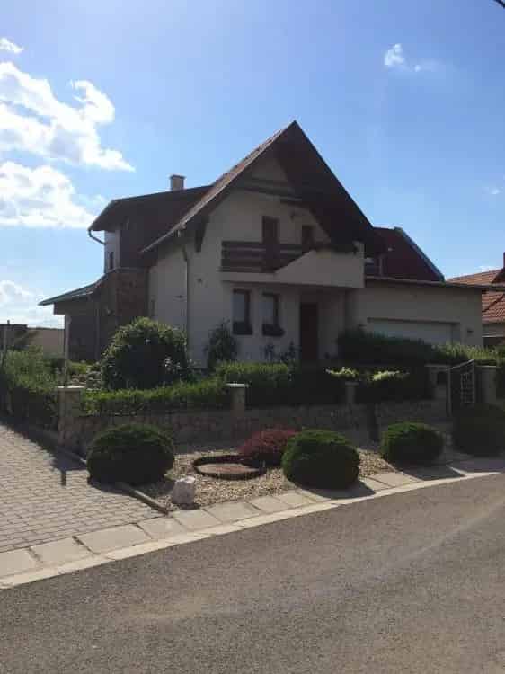 Eladó családi ház Ostoroson - 2 hálószoba, 4 fürdőszoba, medence