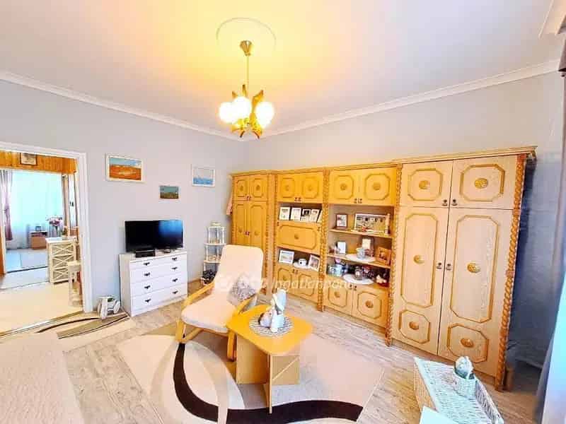 86 m2-es családi ház Szolnokon - 3 szoba, garázs, kert