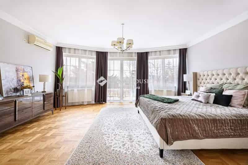 Art Deco Családi Ház Budapesten - Medencével és Dupla Garázzsal