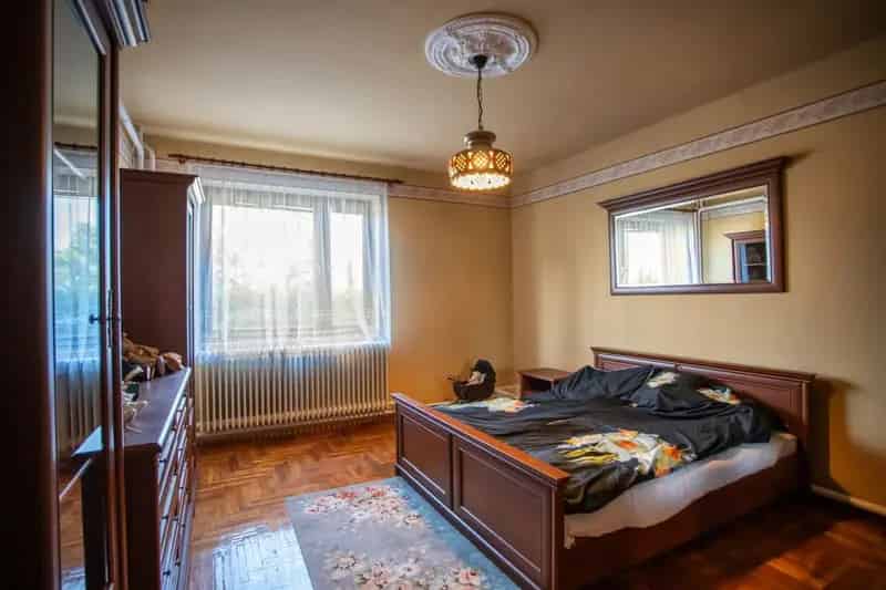 220m2-es ház 1550m2-es telken 2 konyhával és műhellyel